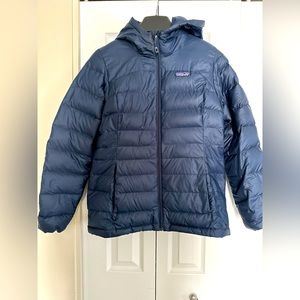 Patagonia women’s Hi-Loft Down Sweater, Navy Blue.